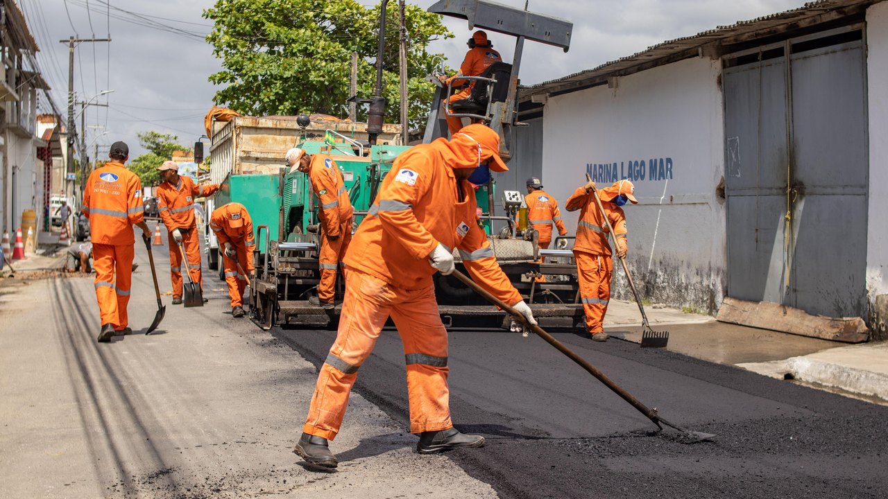 Por toda a cidade, trabalhadores de obras da Prefeitura de Maceió transformam a realidade da capital