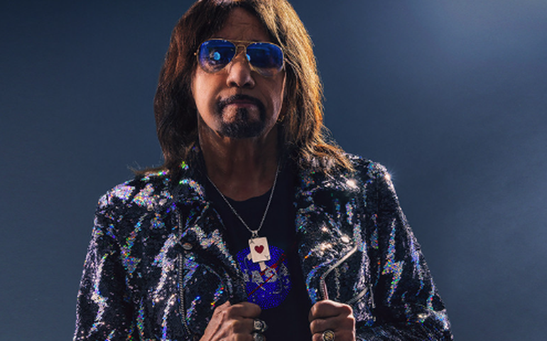 Morre Ace Frehley, guitarrista do Kiss, aos 74 anos
