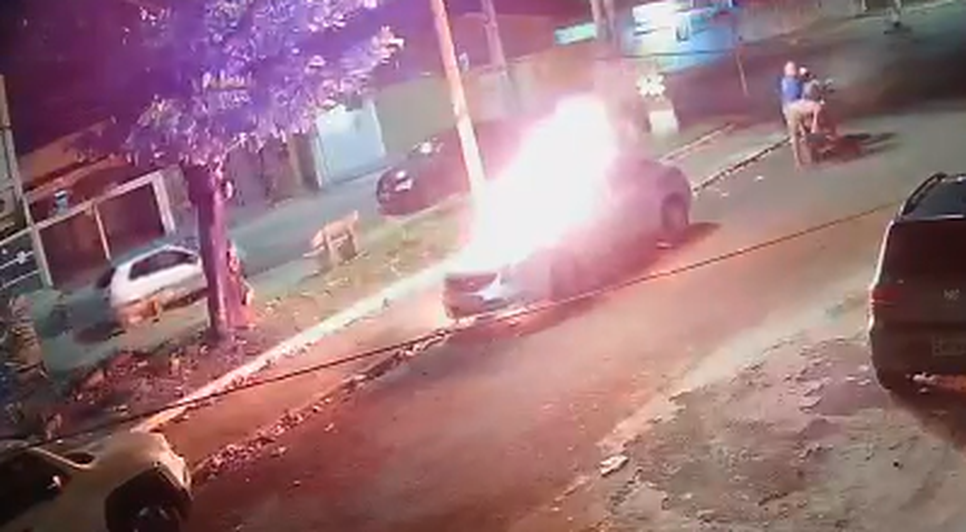 Homens ateiam fogo em carro estacionado na Zona Sul de Aracaju / Foto: Foto: Portal A8SE/Reprodução