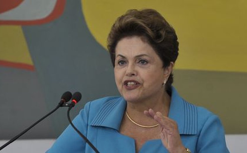 Seleção brasileira está acima da política, diz presidenta