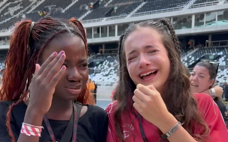 Gio Ewbank e Bruno Gagliasso curtem show de k-pop com a filha e mostram 'perrengue'; veja vídeo