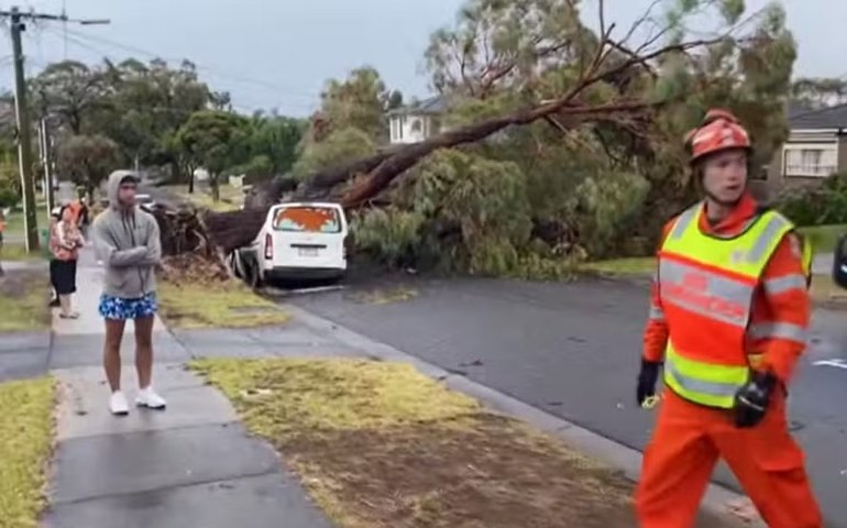 Tormentas matam uma pessoa e deixam 530 mil casas sem energia na Austrália; fotos e vídeo