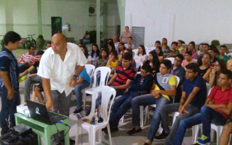 Prefeitura leva projeto &#8216;Papo Sério&#8217; às escolas de Arapiraca