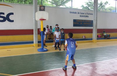 Crianças do Jogando e Aprendendo a Viver participam de atividades no Sesc Guaxuma