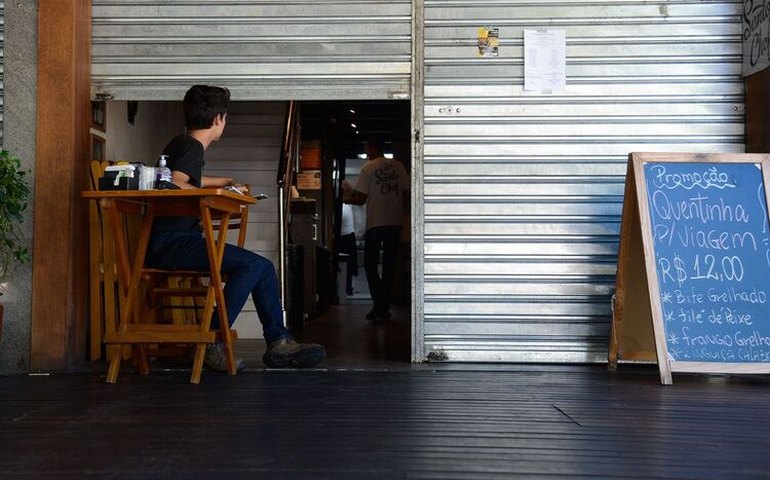 Confiança do consumidor cai e atinge menor nível desde abril