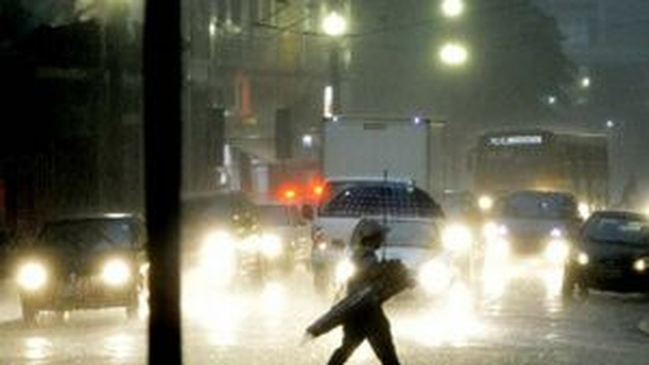 Chuva faz rio Tietê transbordar na zona leste de SP
