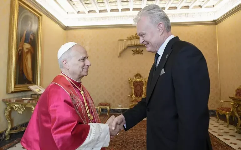 Papa e presidente da Lituânia discutem guerra na Ucrânia