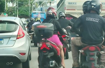 Conduzir motocicleta com calçado que não firme aos pés pode gerar multa