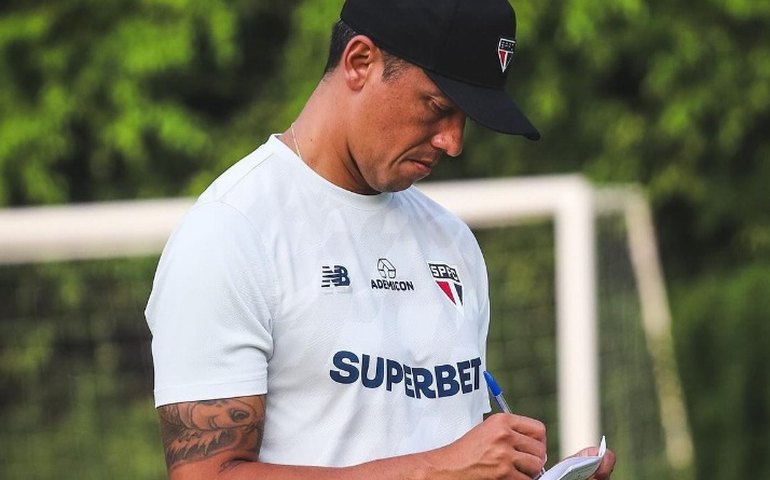 Sob desconfiança, Carpini usa pausa no calendário visando estreia na Libertadores