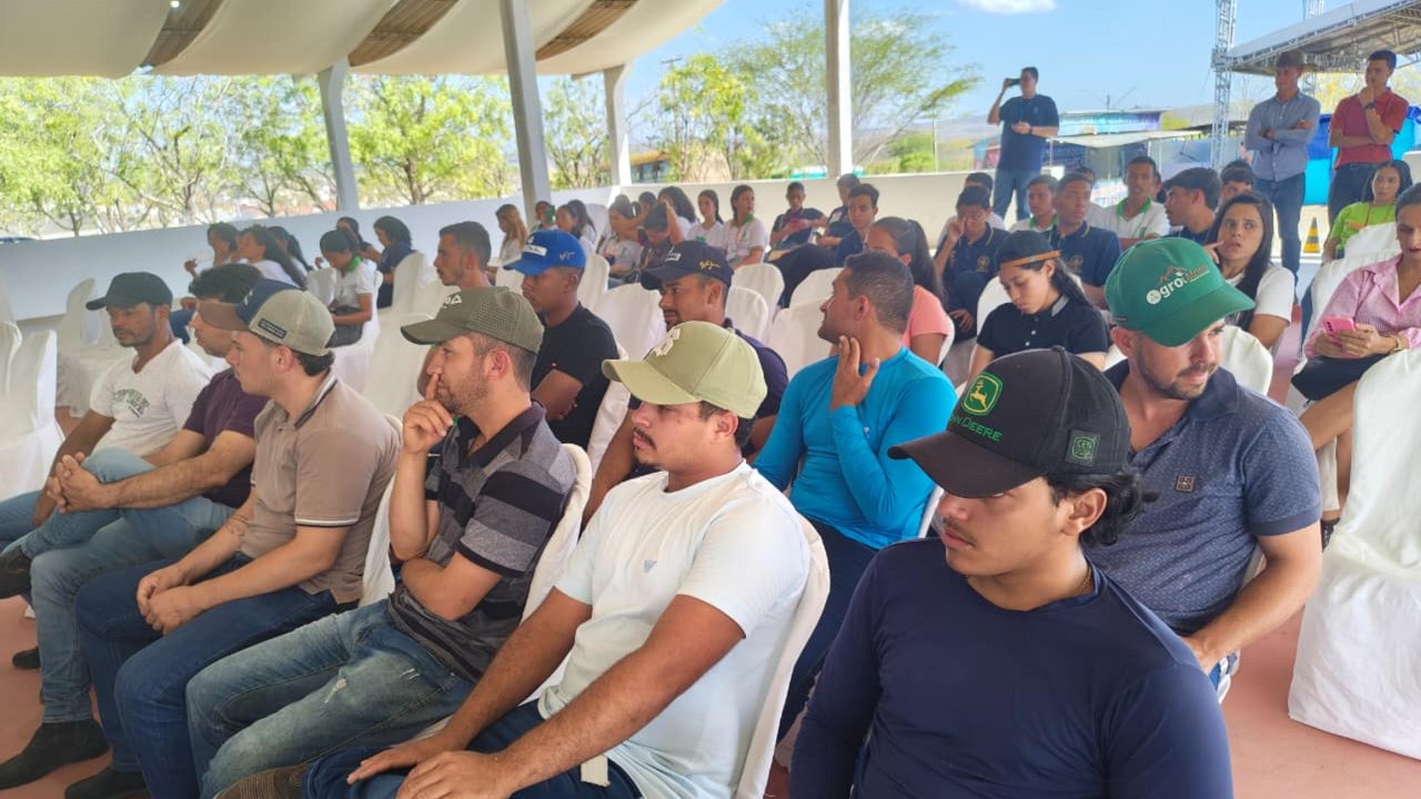 Expo Bacia: equipe técnica da Adeal promove palestra sobre brucelose para criadores