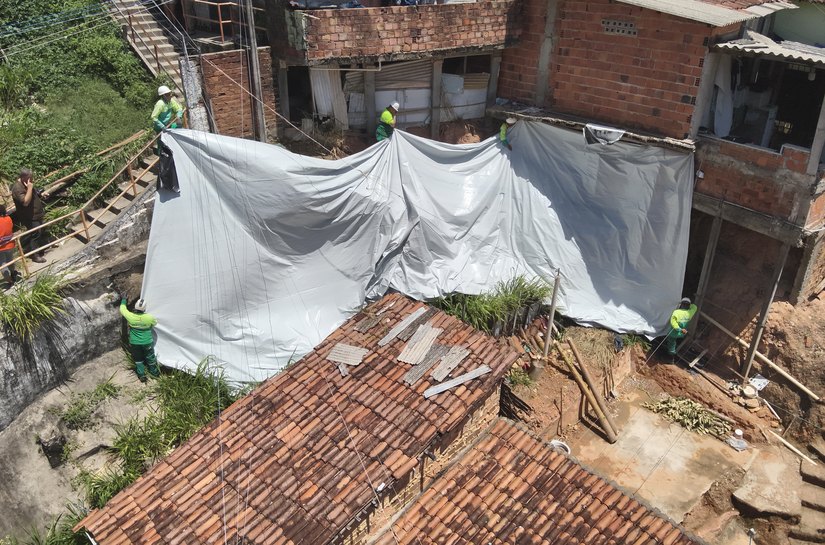 Defesa Civil avança no trabalho preventivo com aplicação de lonas em áreas de risco
