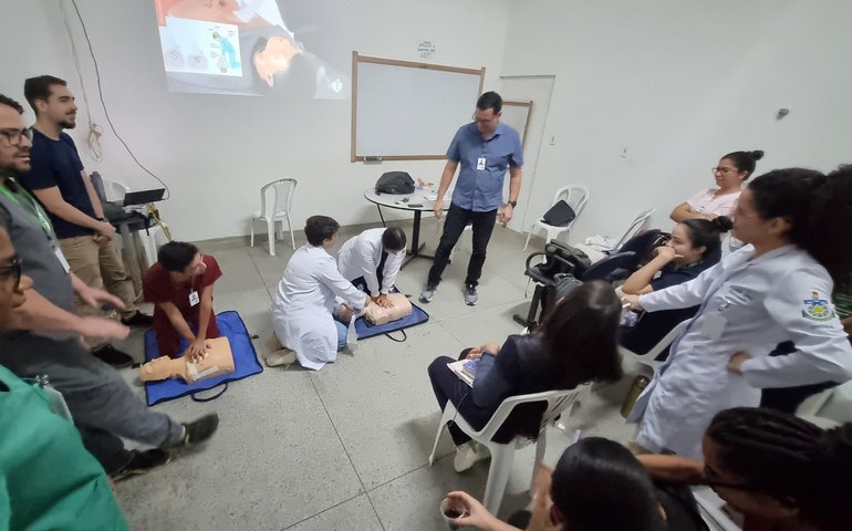 Hospital de Emergência do Agreste capacita residentes em Curso Intensivo de Suporte à Vida