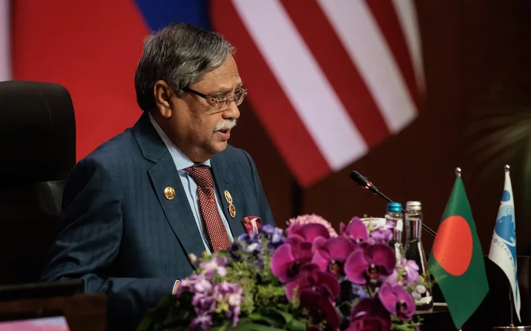 Militares e  manifestantes se reúnem para definir governo de transição após presidente de Bangladesh dissolver Parlamento