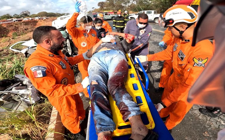 Samu e Bombeiros resgatam homem preso às ferragens após grave colisão em Marechal Deodoro