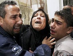 Palestinos choram durante funeral de cinco familiares mortos durante operação do Exército de Israel, no norte de Gaza