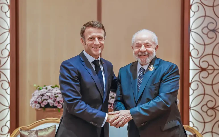 Em conversa com Lula, Macron defende multilateralismo como chave para paz duradoura na Ucrânia