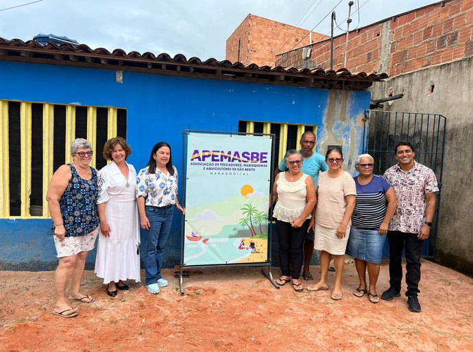 Fátima Canuto entrega freezer à Associação das Marisqueiras de Maragogi