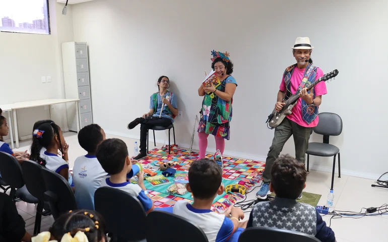 Projeto Conexões Literárias leva contação de histórias à biblioteca do Sesc Poço