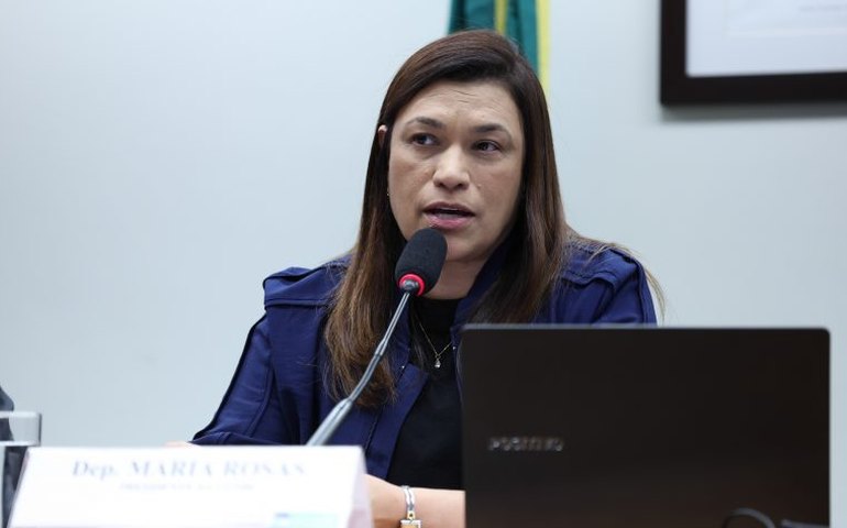 Comissão aprova mudanças do Senado em projeto que garante acesso de pessoa com deficiência a praia