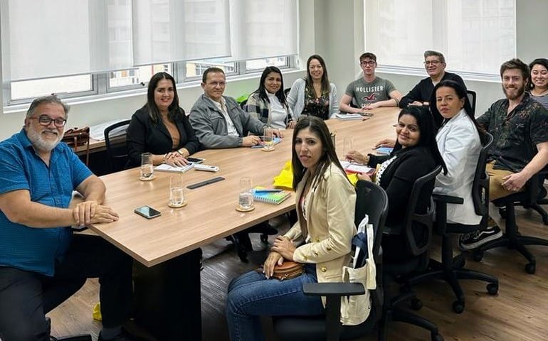 Equipe técnica da educação de Limoeiro se reúne com empresa responsável pelos tablets entregues na rede municipal