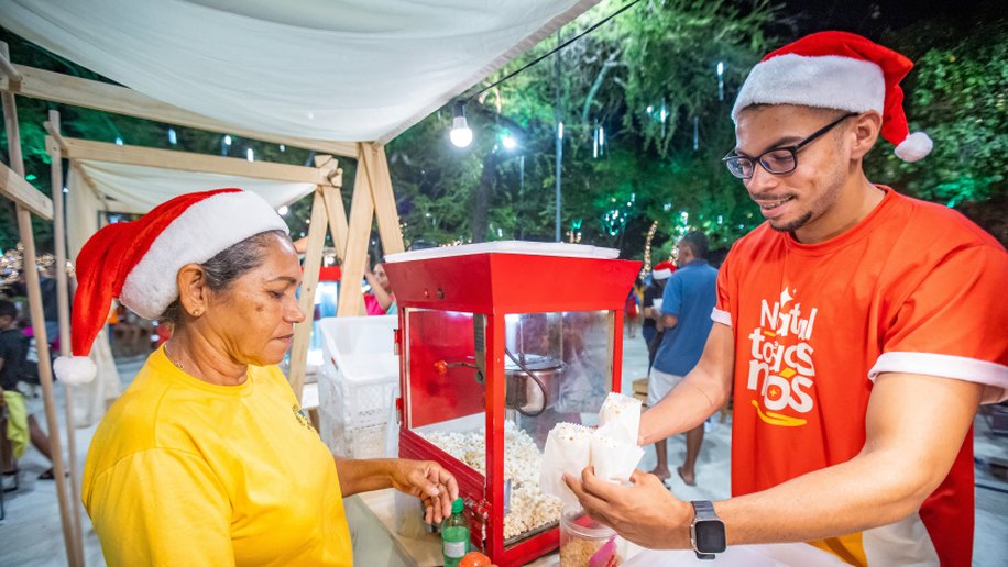 Parada Natalina leva brilho e magia do natal para comunidades de Maceió