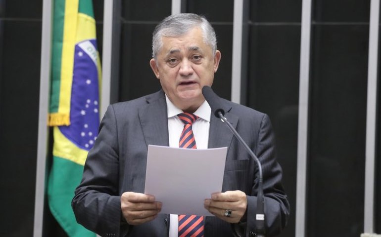 Ministro admite negociar transição em proposta que encerra escala 6x1