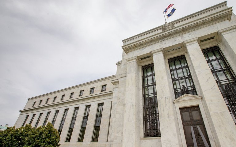 Petróleo em alta ameaça crescimento dos EUA e pode adiar cortes de juros pelo Fed