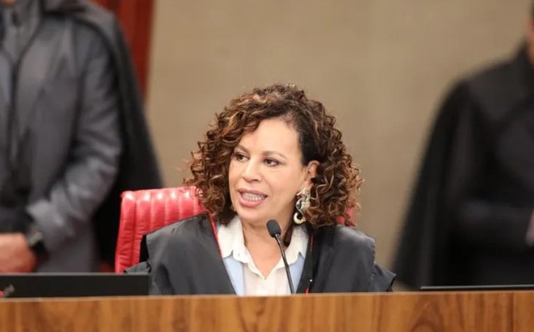 'Esse lugar não é só meu', diz primeira ministra negra do TSE em discurso de estreia na Corte