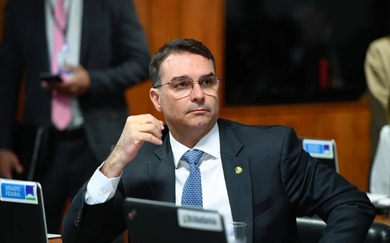 Flávio Bolsonaro sugere que EUA ataquem 'barcos com drogas' na Baía de Guanabara