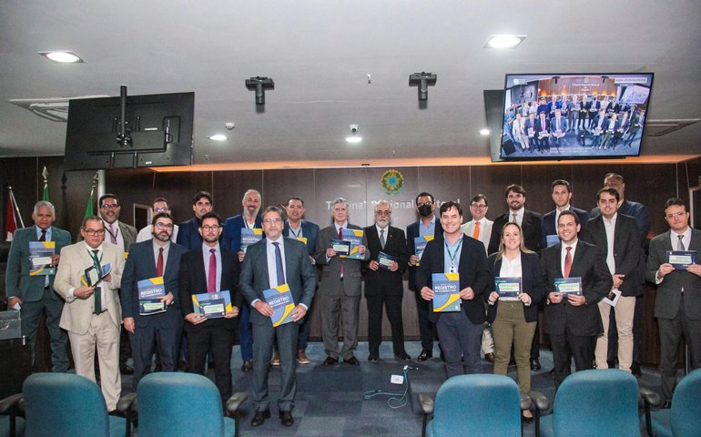 TRE e partidos políticos assinam termo de compromisso para as eleições