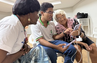 Inclusão digital: curso gratuito amplia autonomia de idosos atendidos pelo Sesc