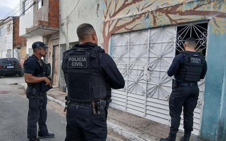 Polícia Civil cumpre mandados de busca e apreensão em investigação de homicídios em Maceió