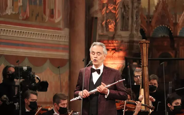 Vaticano se une a Bocelli em show inédito para a humanidade