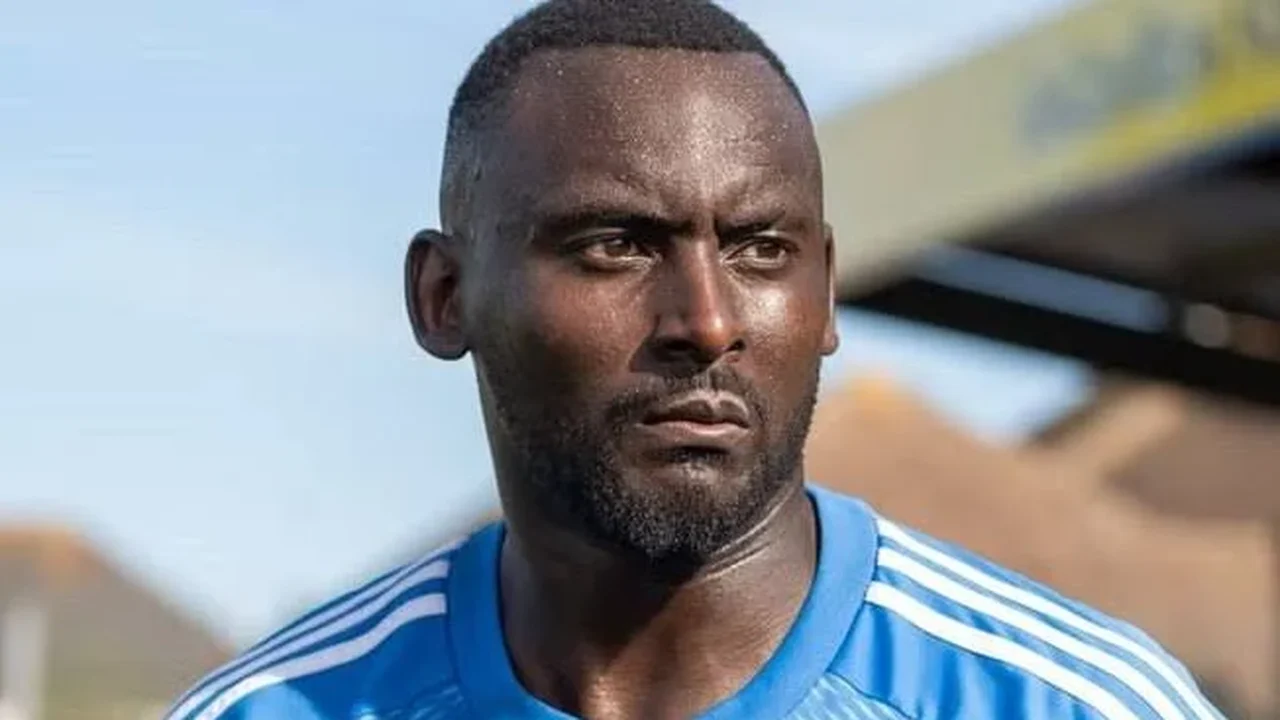 Goleiro de time amador inglês pode abandonar futebol para se tornar rei em Uganda
