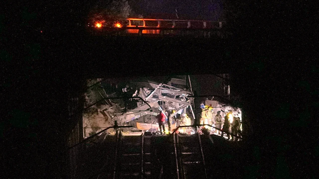 Trem suburbano de Barcelona cai, matando 1, dias após colisão mortal na Espanha