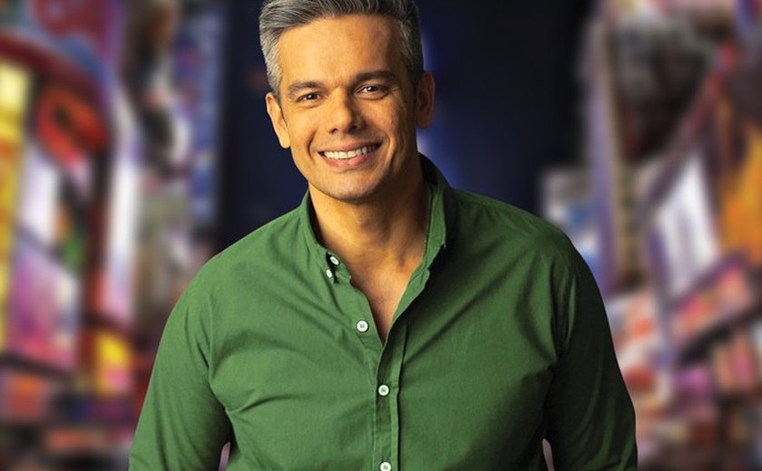Otaviano Costa mostra cenário de novo programa que comandará na Globo
