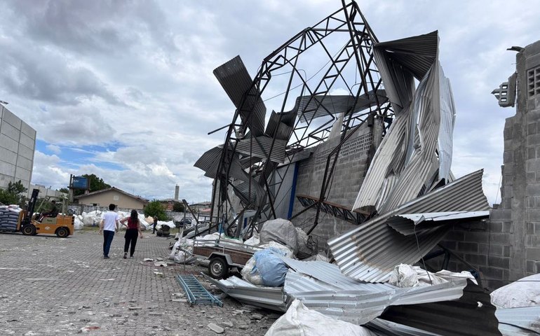 Ventos de até 180 km/h causam destruição em São José dos Pinhais (PR)