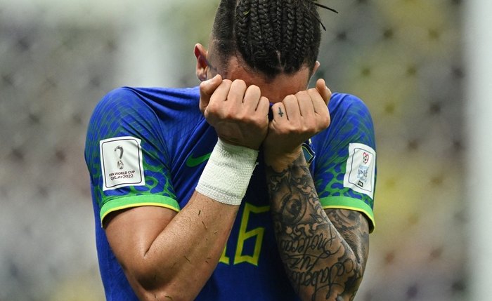Alex Telles chorando ao ser substituído em Camarões x Brasil