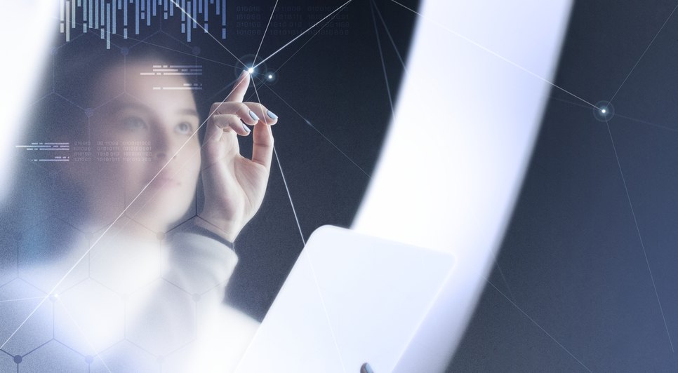 futuristic-networking-technology-remix-with-woman-using-virtual-screen.jpeg / Foto: <a href='https://br.freepik.com/fotos-vetores-gratis/pessoas'>Pessoas foto criado por rawpixel.com - br.freepik.com</a>