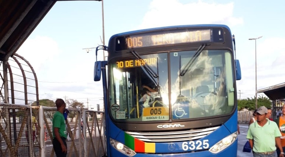 ônibus no terminal Mercado