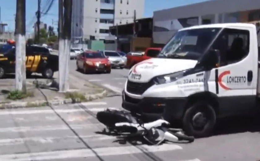 Motoqueiro tem fratura exposta e tenta atear fogo em caminhão