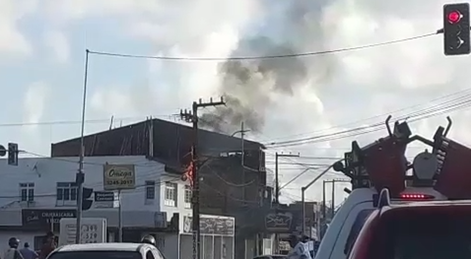 Poste pega fogo após batida de caminhão na Zona Norte de Aracaju / Foto: Foto: Portal A8SE/Reprodução