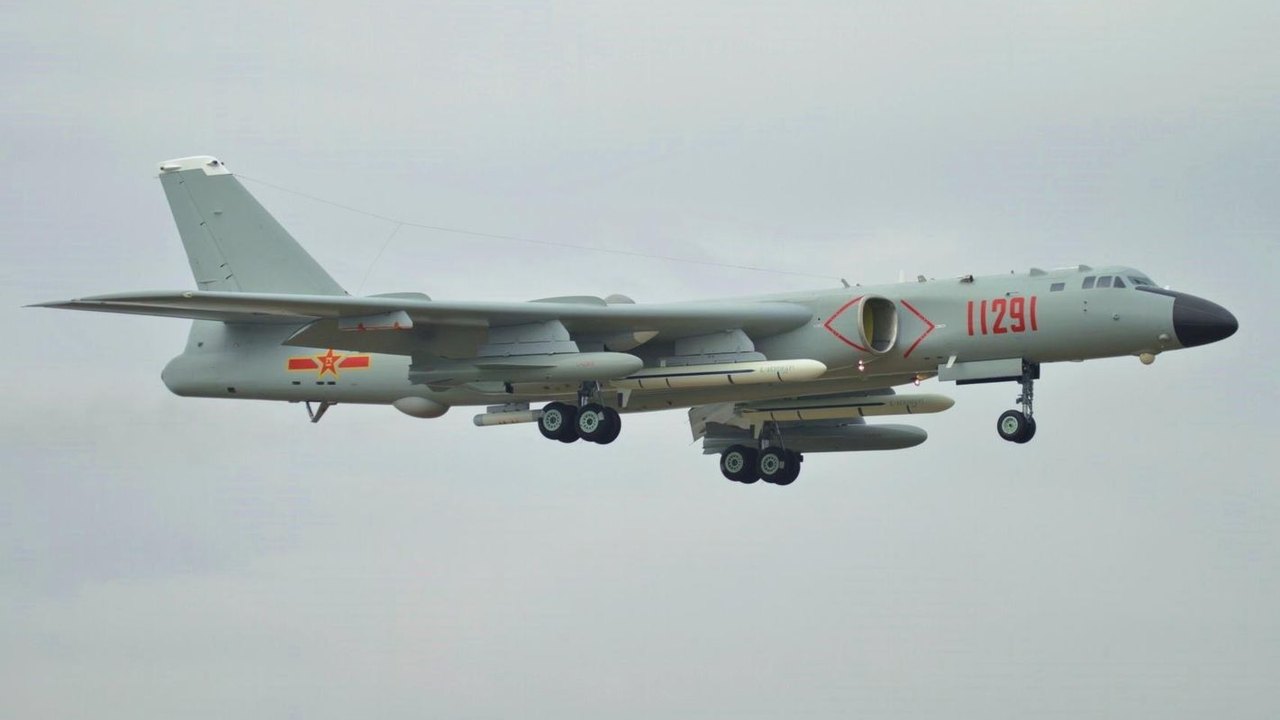 Mídia: China testa H-6K com pods de guerra eletrônica e amplia capacidade de ataque estratégico