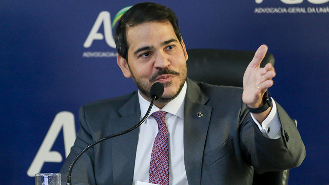 ‘Golpe’ contra Dilma, ‘ultraliberalismo’ de Bolsonaro e papel ‘heroico’ do STF: as visões de Messias em tese de doutorado