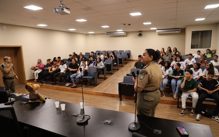 Parceria entre Ministério Público e Proerd da PMAL leva mais uma escola à sede da instituição