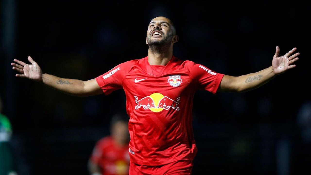 Red Bull Bragantino vence Coritiba e segue com chances de terminar Brasileirão no G-4