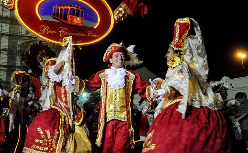 Recife celebra tradição do Carnaval com encontro de blocos líricos