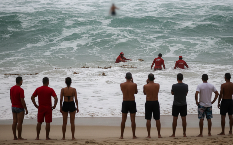 Ressaca em Copacabana: uma pessoa está desaparecida no mar e mais de 100 já foram resgatadas