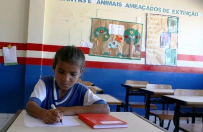 Beneficiários do Bolsa Família devem informar mudança de escola dos filhos