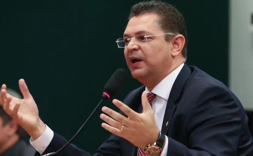 Sóstenes pressiona: 'Ou anistia é aprovada ou Paulinho deixa relatoria'